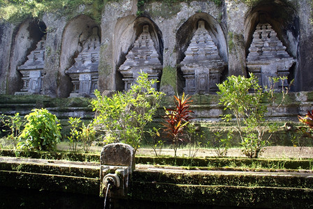 印度尼西亚巴厘岛古农卡维寺的水图片