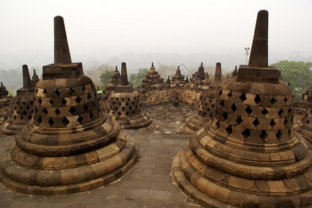 印度尼西亚爪哇州博罗布杜尔街角的Stupas图片