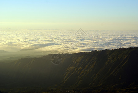 印度尼西亚爪哇Bromo附近的山云图片