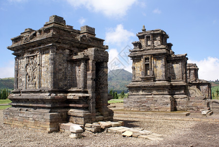 印度尼西亚爪哇Dieng高原Arjuna建筑群的寺庙背景图片