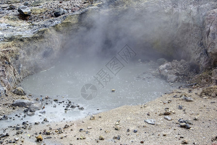 爪哇迪昂KawahSikidang起泡泥浆池图片