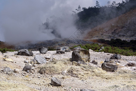 爪哇迪昂高原KawahSikidang的石头图片