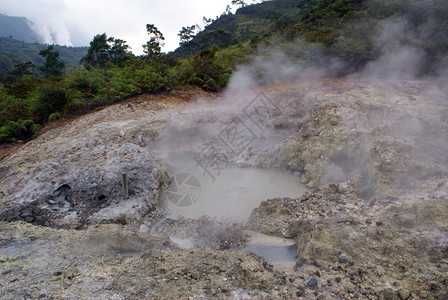 爪哇高原迪昂KawahSikidang起泡泥浆池图片