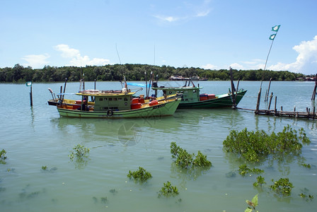 在马来西亚东部凯曼河上两艘船图片