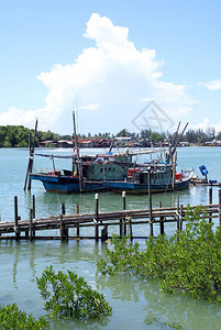 马来西亚凯曼河上两艘船图片