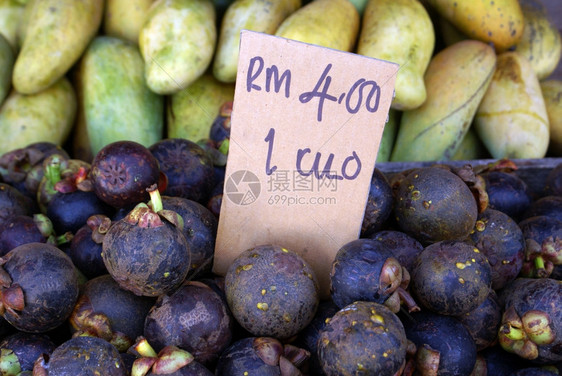 芒果和放在桌上马来西亚市场图片