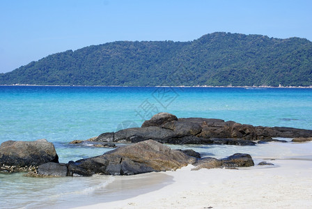 东马来西亚佩亨提岛海滩上的沙丘和巨石图片