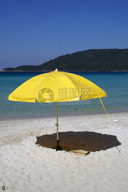 马来西亚佩亨提安岛沙滩上的黄伞图片