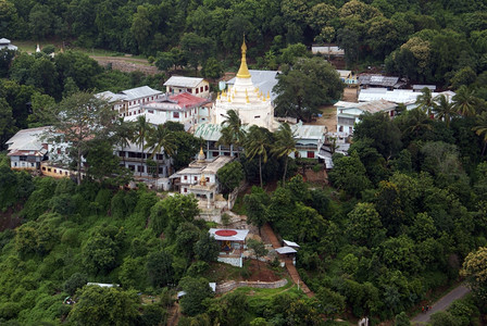 缅甸巴甘附近的波帕山佛教修道院图片