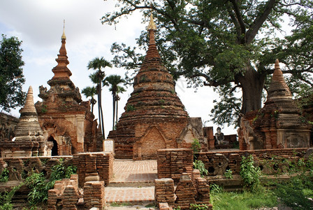 缅甸曼德勒因瓦的砖塔和树图片