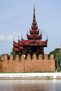 缅甸曼德勒宫红塔砖墙和护城河图片
