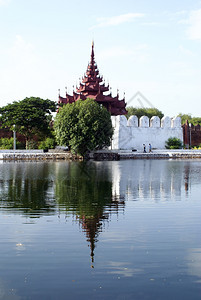 缅甸曼德勒宫红塔和白墙图片