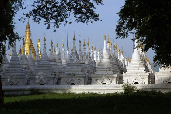 缅甸曼德勒三达马尼帕亚的白色和金色佛塔图片