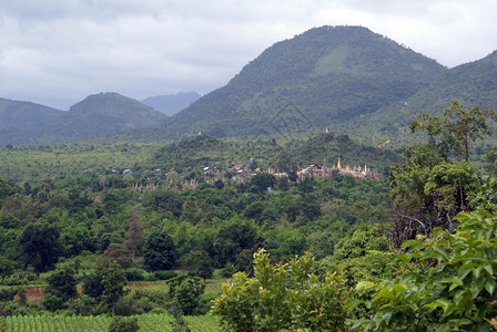 缅甸掸邦内尔湖附近山丘上的森林和佛教寺庙图片