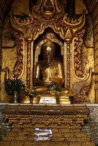 缅甸Nysaungshwe佛教修道院金图片
