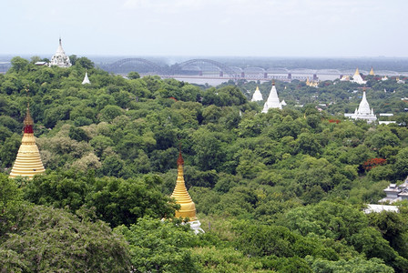 缅甸曼德勒萨干山佛塔和桥梁图片