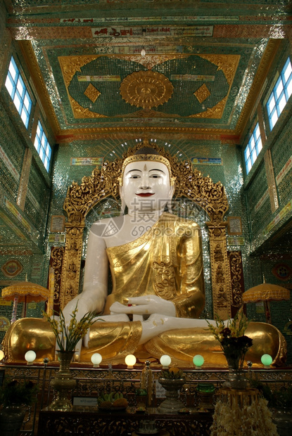 缅甸曼德勒SagaingHill山寺的窗户墙和佛像图片