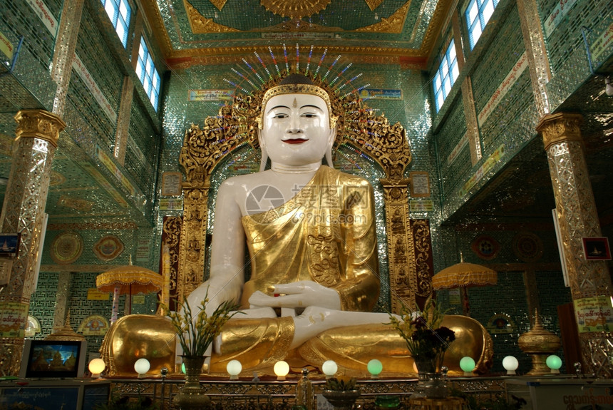 缅甸曼德勒市Sagaing的瓷塔寺坐佛图片