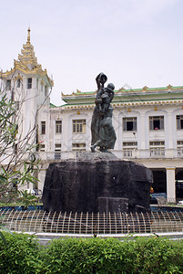 缅甸仰光火车站附近喷泉图片