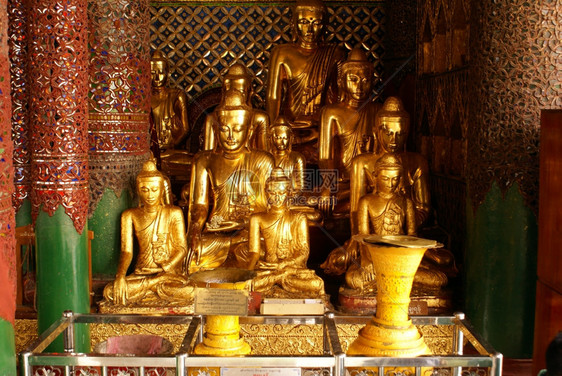 缅甸仰光ShwedagonPaya神庙上的金佛缅甸仰光图片