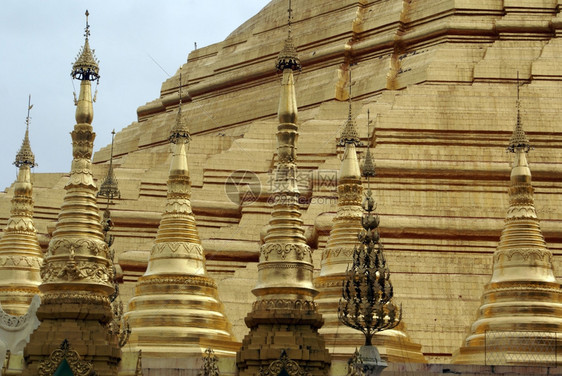 缅甸仰光的小型斯图帕和大ShwedagonPaya塔图片