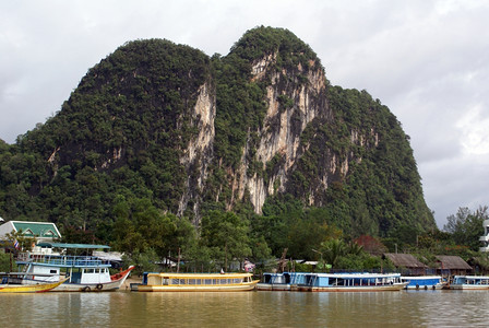 PhangNga附近泰国南部的河流和山丘图片