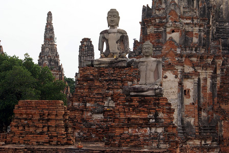 泰国阿尤萨亚的watChaiWattanaram的佛像和宝塔图片