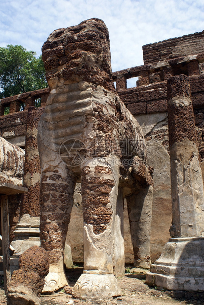 泰国西沙查纳莱瓦昌洛的砖头大象图片