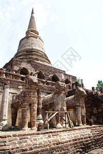 泰国西沙查纳莱瓦昌洛的砖头大象和佛塔图片