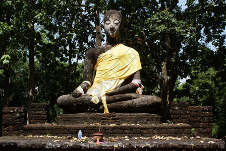 泰国素可泰附近的老寺坐佛图片