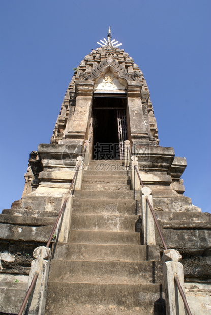 泰国西萨查纳莱弗拉寺拉塔纳马哈法特的宝塔图片