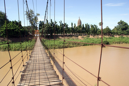 泰国SiSatchanalaai瓦特普拉西塔纳马哈帕特附近大桥图片