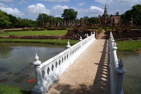 泰国老Sukhotai的佛教瓦和桥梁图片