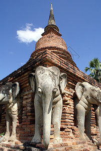 大象和泰国老Sukhotai的塔角图片