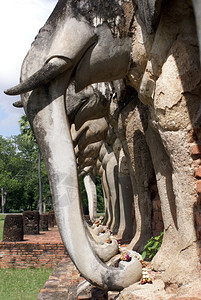 泰国老Sukhotai地区的大象和石板砖墙图片