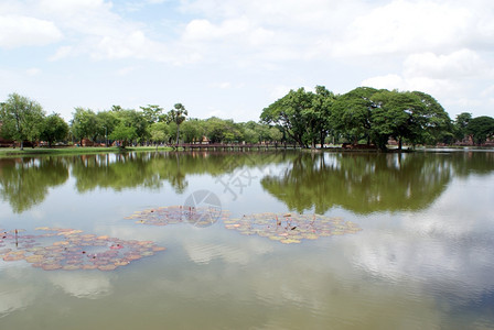 泰国老Sukhotai的绿色大池塘背景图片