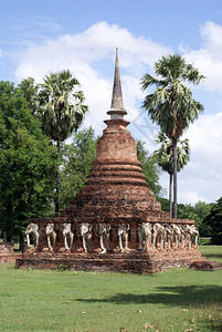 泰国老Sukhotai带精灵的砖塔图片