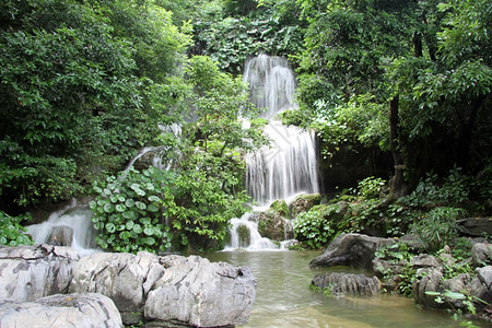 桂林瀑布桂林公园的瀑布和岩石背景