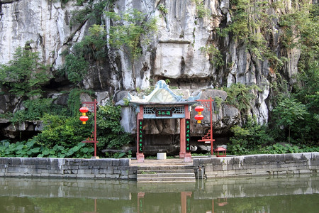 桂林银子岩桂林独立岩附近小型塔背景