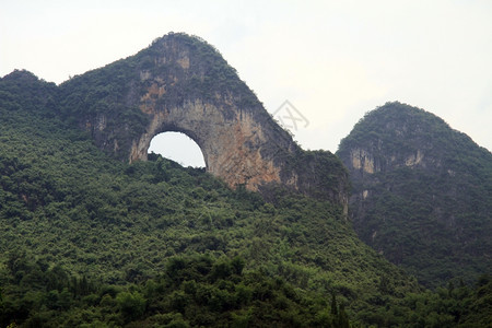 延武附近的月山和森林图片