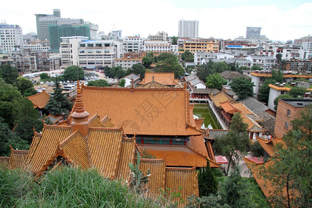 古代屋顶昆明老佛教寺庙的屋顶背景