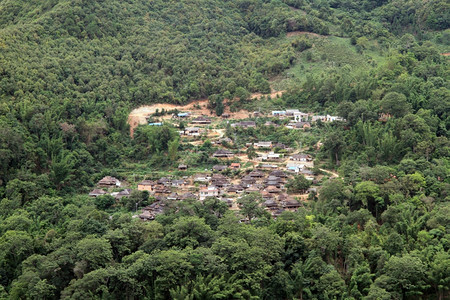 云南森林古老的传统村庄图片