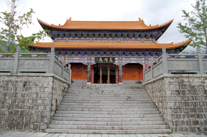 达利重生修道院的楼梯和寺庙