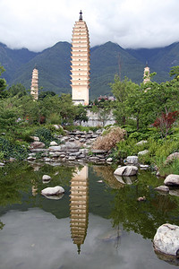 达利的三个塔和水面反射图片