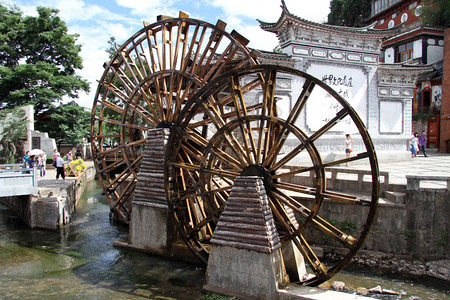 利江广场大水轮图片