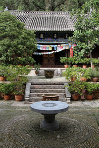 里江黑龙公园佛教寺院内圆桌会议图片