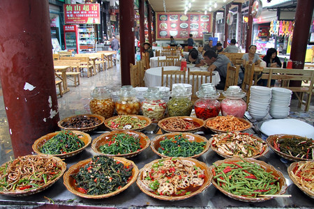 餐馆桌上的盘子图片