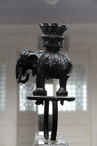 佛寺上黑象的湿雕像图片