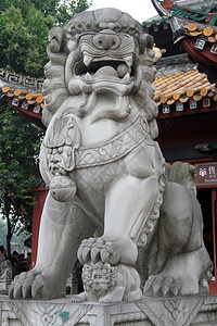 成都佛教寺庙附近的石狮雕塑图片