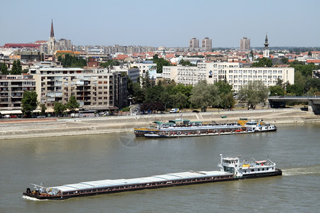 塞尔维亚诺萨德河上两艘大型驳船图片